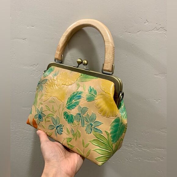 Handmade Genuine Leather Floral Embossed Wooden Handle Kisslock Bag/Crossbody - Picture 7 of 13